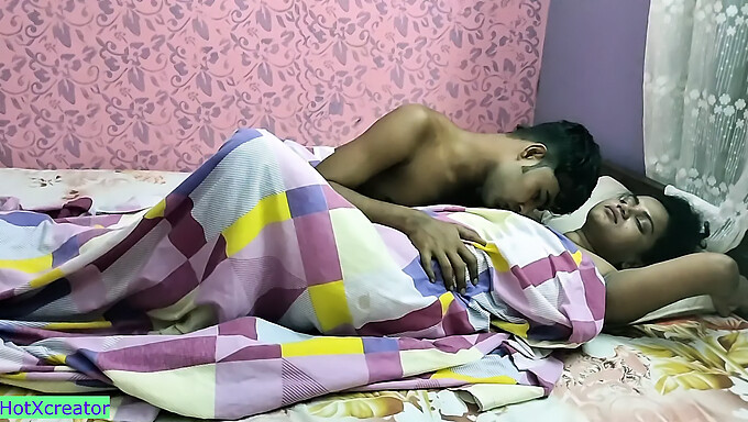 Sexo Quente E Apaixonado Com A Peituda Esposa Indiana À Meia-Noite!