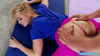 A Loira Estonteante Aj Applegate Mostra Suas Habilidades Orais Em Uma Aula De Yoga