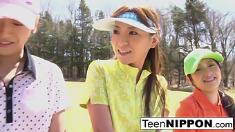 Ragazze Asiatiche Adolescenti Si Impegnano In Un Divertente Gioco Di Spogliarello Ispirato Al Golf