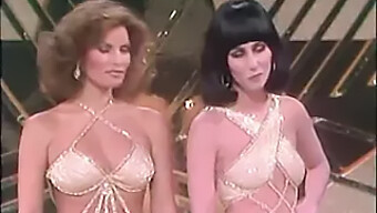 Η Raquel Welch Και Η Cher Με Σαγηνευτικές Γόβες Στο I'M A Woman