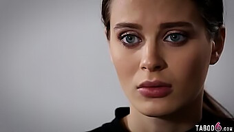 Lana Rhoades Sztárjai Egy Tabu Tini Videóban, Amelyben Egy Nagy Farkat Mutatnak Be