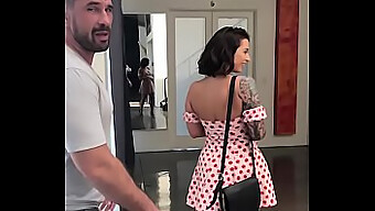 L'Incontro Caldo Di Ivy Lebelle Con Un Cliente Tatuato