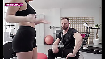 Una Giovane Latina Prosperosa Si Allena Duramente Con Un Personal Trainer In 4k