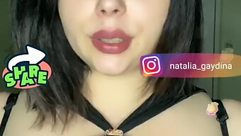 Une Femme Russe Secoue Ses Gros Seins Dans Une Vidéo Solo