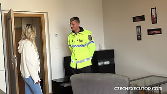 Geile Escort Genießt Eine Wilde Sex-Session Mit Einem Schmutzigen Polizisten