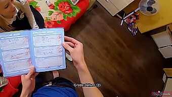 Teen (18+) Zažívá Trest Za Špatné Známky