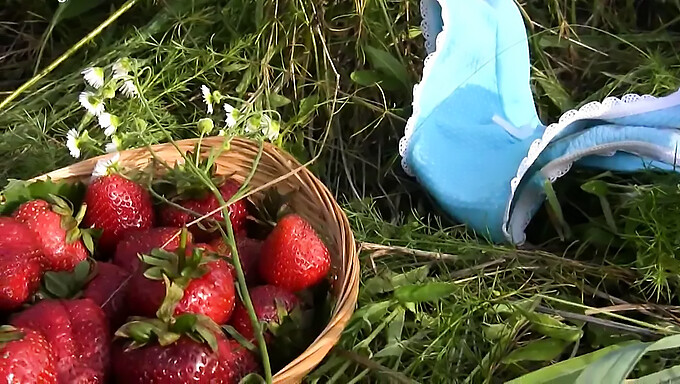 Ein Schönes Mädchen, Das Sich Erdbeeren Hingibt Und Ihre Intimen Teile Zeigt