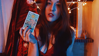 Close-Up En Intieme Aftrek Instructie Tarot Kaartlezen Met Een Amateur Tiener