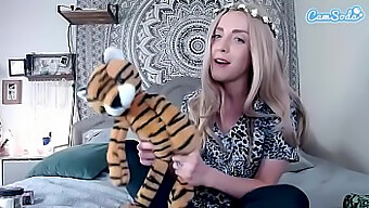 Blonde Bombe Carol Baskin Går Amok I Tiger King-Tema Webcam Show