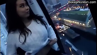 Une Jeune Femme Éblouissante Affiche Fièrement Ses Seins Impressionnants Dans Un Cadre Public