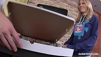 Chica De Entrega Pizza Recibe Una Follada Anal Dura Y Profunda