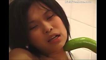 Petite Thai Teen Emma Cucumber Oplever Intens Nydelse I Denne Video