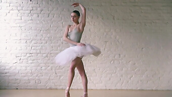 Danseuse De Ballet Française Dans Une Performance Solo