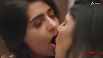 Ciuman Penuh Gairah Shiny Dixit Dalam Film Lesbian India 'Junoon And Ishq'