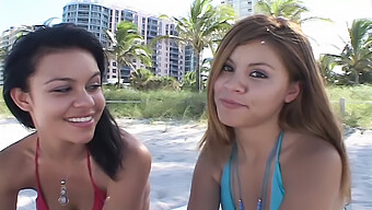 Zwei Junge Strandbesucher In Miami Betreiben Orales Vergnügen Und Schlucken Sperma