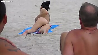 Amantes Desinibidos Da Praia Se Exibindo Para O Mundo Ver