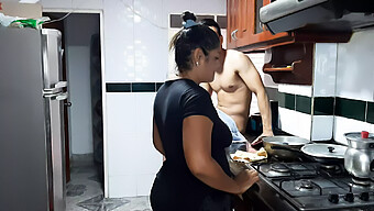 Une Femme Mature Colombienne Fait Une Fellation À Son Beau-Fils Dans La Cuisine