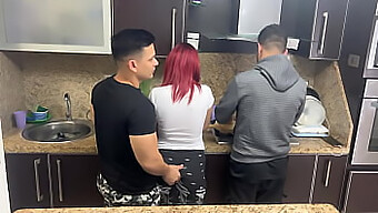 Milf Amadora Tem Seu Cu Agarrado Por Um Amigo Excitado Enquanto Cozinha Com O Marido