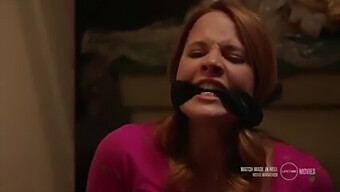 Katie Leclerc은 Bdsm 복수 시나리오에서 재갈을 물고 구속됩니다