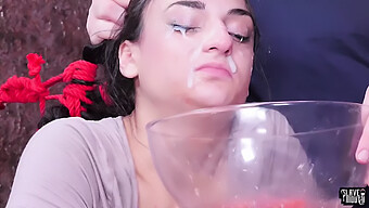 18+ Gebonden Slavin Krijgt Een Facial En Cumshot In Blowjob Slave Video