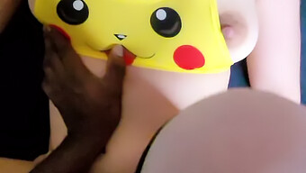 Sexy Francúzska Dievčina V Kostýme Pikachu Je Energicky Preniknutá