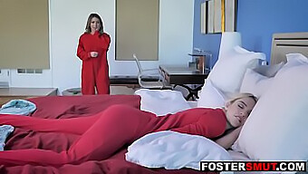 Teen (18+) Dostane Prsty Od Pestúnskej Mamy