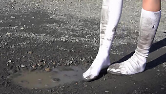 Mouillé Et Sauvage: Contraste Noir Et Blanc Dans Une Vidéo De Fétichisme Des Pieds Boueux