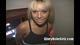 Jasmine, En Rykande Het 19-Åring Med Blont Hår Och Solbränna, Besöker Ett Gloryhole För Ett Intensivt Hardcore-Möte