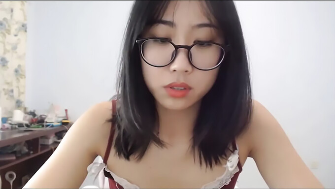 Asiatisk Skjønnhet Avslører Kurver I 60 Fps Strip Tease