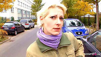 Deutsche Milf Wird Vor Der Kamera Mit Dildo Und Kondom Frech