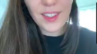 Ragazza Americana Su Periscope: Un'Esperienza Di Masturbazione Da Sola