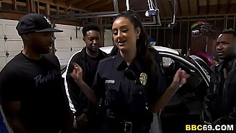 Policía Interracial Se Enfrenta A Múltiples Pollas Negras En Una Sesión De Bukkake