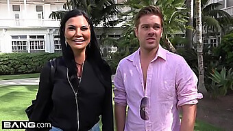 Jasmine Jae, A Milf Peituda Com Clitóris Perfurado, Leva O Show De Praia A Novas Alturas