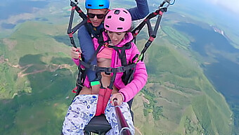 Paragliding Dobrodružství Se Mění V Domácí Sex S Hubenou Bílou Dívkou