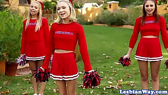 Urocze Cheerleaderki Biorą Udział W Gorącym Czwórkowym Po Treningu.