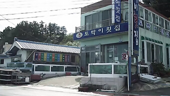 젊은 엄마 4: 십대 (18+) 가 섹스를 당한다