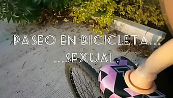 La Motera Disfruta De Un Juego Con Dildo Y Una Follada En El Coño En Un Viaje En Motocicleta