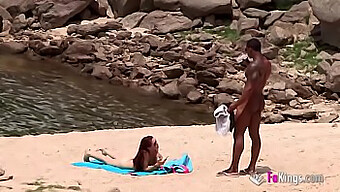 Dobrze Obdarzony Czarny Mężczyzna Spotyka Nagiego Plażowicza Na Gorące Spotkanie.