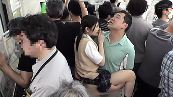 Une Rencontre Fortuite Se Transforme En Un Baiser Passionné Et Un Plaisir Oral Intense Pour Une Écolière Dans Cette Vidéo Japonaise Pour Adolescents