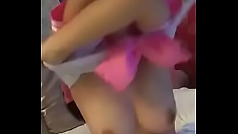 Show De Webcam Amateur Con Una Pequeña Adolescente Asiática En Uniformes