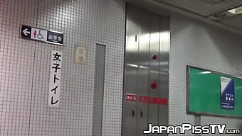 日本人の女性が共同トイレでおしっこをしているところを発見!