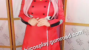 Zerotwo:S Naturliga Och Stora Bröst I Het Julcosplay