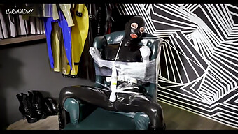 Hd-Video Einer Latex-Bondage-Gummipuppe In High Heels