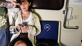 Getatoeëerde Babe Neemt Een Openbare Pijpbeurt En Krijgt Een Creampie In Een Trein