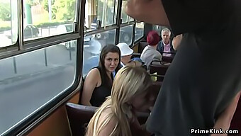 Ponížení A Nadvláda V Kinky Setkání V Autobuse