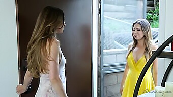 Lesbische Tweelingen Melissa Moore En Capri Anderson Genieten Van Kutje Likken En Kleine Tieten