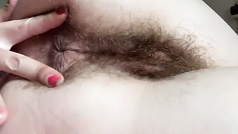 Milf Japonesa Con Arbusto Peludo Se Aceita Para Un Masaje