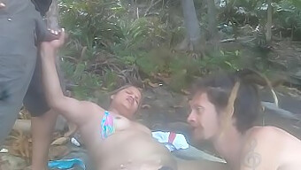 Um Encontro Casual Em Uma Praia De Nudismo Leva A Um Trio Quente E Sexo Quente (Fairy Honey)