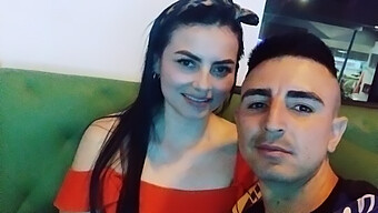 Um Homem Colombiano E Uma Mulher Madura Se Envolvem Em Sexo Áspero Em Um Motel Com Uma Jacuzzi Depois De Sair