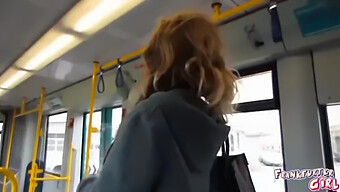 Seorang Wanita Memuaskan Dirinya Sendiri Di Atas Trem Di Frankfurt.